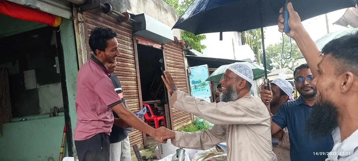 বৃষ্টিতে ভিজে ভোটারের দ্বারে দ্বারে গণসংযোগ করেন জামায়াত নেতা ড. ইকবাল হোসাইন ভূঁইয়া