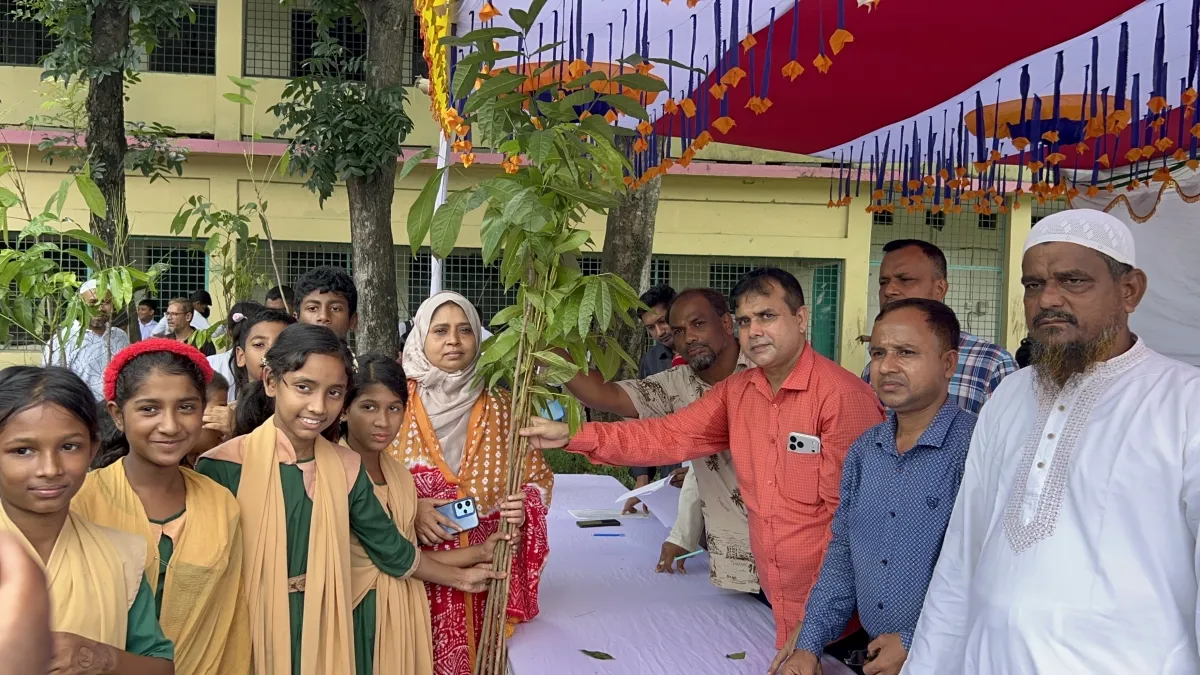 সোনারগাঁ সনমান্দী ইউনিয়নে শিক্ষার্থীদের মধ্যে গাছের চারা বিতরণ
