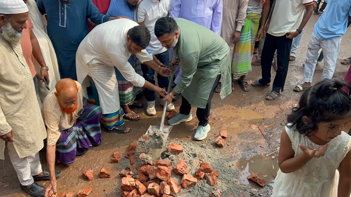 অলিপুরা–কেওঢালা সড়কের বেহাল দশা, ব্যক্তিগত অর্থায়নে সংস্কারকাজ শুরু করলেন যুবদল নেতা কাওসার